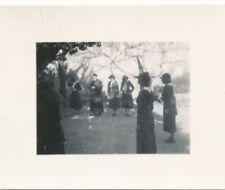 Snapshot groupe femmes scouts scoutisme avec curé prêtre drapeau France 
