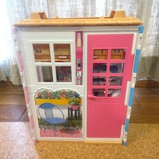 Jolie maison de poupée de