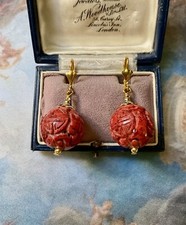 GROS CORAIL SCULPTÉ, ÉMAUX , PLAQUÉ OR, BELLES BOUCLES D’OREILLES ANCIENNES