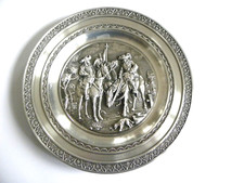 Ancienne grande assiette décorative en étain -  Mousquetaires - Cavaliers