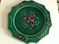 superbe et ancienne ASSIETTE de présentation / plat à tarte barbotine fraises 