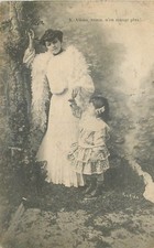 CP PROMENADE FEMME AVEC BOA PLUME TENANT FILLETTE PAR LA MAIN