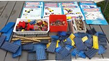 4 kg de pièces de MECCANO anciennes, roues, plaques, catalogues...