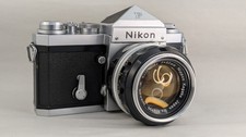 Nikon F avec viseur prisme Eye Level & objectif Nikon Nikkor S-Auto 1.4/50mm