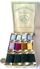 ANCIENNE BOITE DE CORDONNETS SUR TOURNIQUET CARTIER BRESSON C.B À LA CROIX