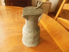 PICHET ETAIN 99 %. COUVERCLE 2 GLANDS. HAUTEUR 16 CM. DIAMETRE PIEDS 9 CM.