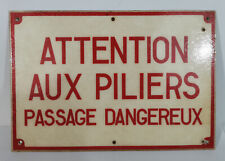 ANCIENNE PLAQUE SIGNALÉTIQUE EN FIBRE DE VERRE – ATTENTION AUX PILIERS