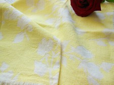 Petit coupon tissu ancien fleur jaune relief   73 cm sur 74 cm B1