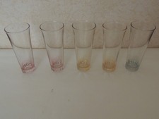 Lot de 5 verres en verre coloré