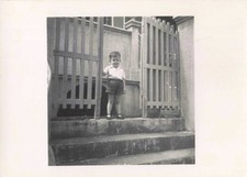 ANCIENNE PHOTOGRAPHIE ENFANT PREND LA POSE AU PORTILLON DE LA MAISON