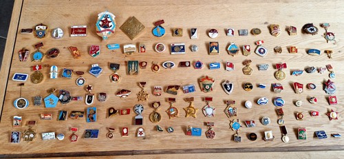 Lot plus 120 insignes - de,