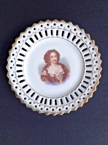 Assiette ajourée - , en