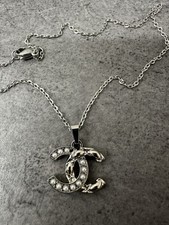 Collier avec pendentif.