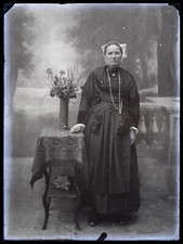 FRANCE Femme en costume