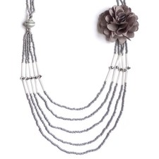 Collier pendentif sautoir Multirang rocaille gris et argenté broche fleur tissu