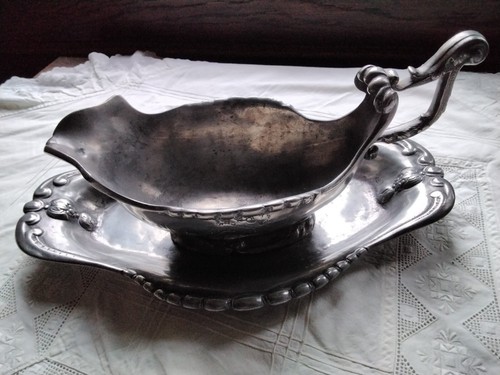 Ancienne saucière son - et,