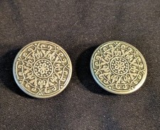 2 Boutons anciens en métal, décor rosace, poinçon ancre et grenade, diam 2.1 cm