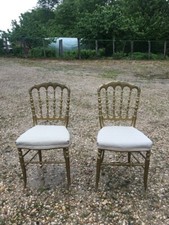 2 chaises en bois doré de