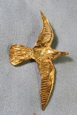 Joli pendentif  oiseau en vol, en bronze doré , curieuse marque au verso.