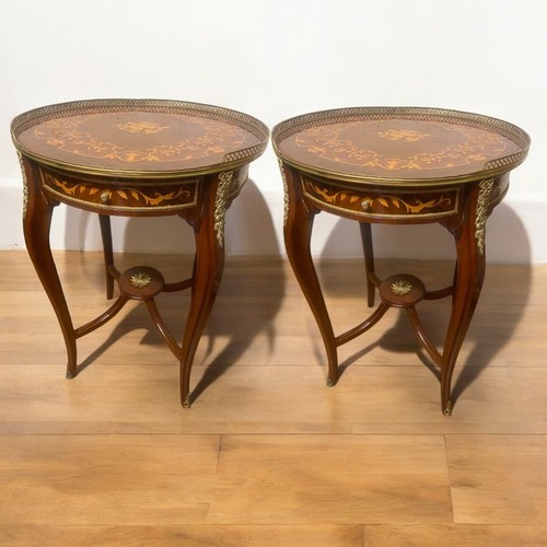 Une paire tables - une,