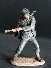 FIRST LEGION - NOR074 German Heer Infantry Throwing Grenade with K98.