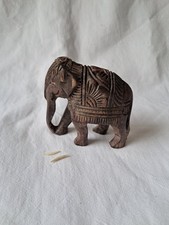 Statuette éléphant en bois