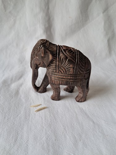 Statuette éléphant bois - en,