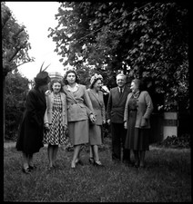 Groupe femmes hommes jardin