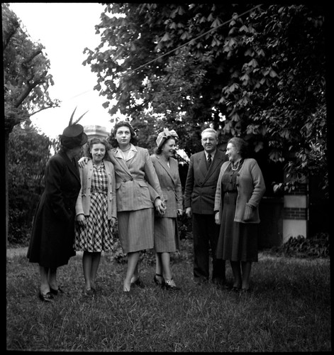Groupe femmes hommes jardin