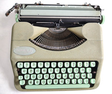 Ancienne machine à écrire Hermes Baby Années 50 Vert Tilleul