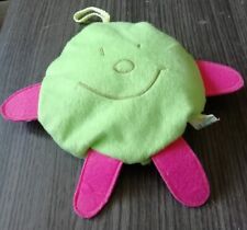 Peluche FLEUR VERTE avec rangement scratch au dos Marque La Planète Bleue