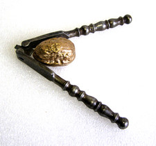 Ancien Casse Noix en fer manche ouvragés