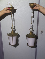 ancienne paire de lanterne ou lustre / suspension en laiton et opaline année 60