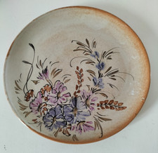 Assiette en grès décor floral peint à la main