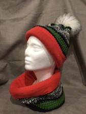 Bonnet en laine avec pompon et snood assorti tout entièrement doublé