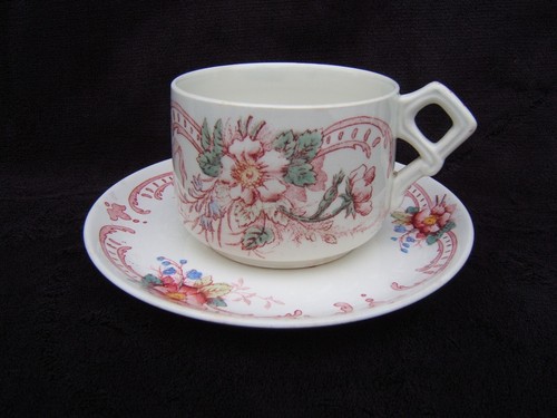 Tasse sous à - et,