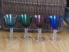 4 verres à vin  haut 11 cm à pied,verres Murano de couleurs pied torsadés. TBE