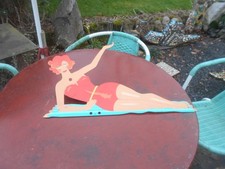 Plaque Pub  Femme  1950   Pin