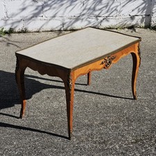 Table basse vintage en marbre palissandre - marqueterie Ormolu - style baroque - années 60