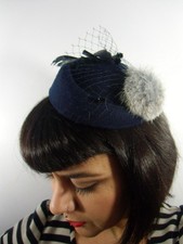 Mini chapeau bibi rétro vintage bleu marine voilette pompon fausse fourrure