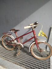 Superbe ancien vélo enfant PEUGEOT avec sont fanion dans sont ju déco cycle bike