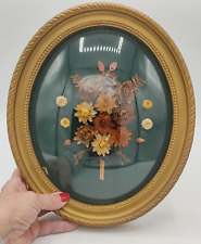Cadre vintage ovale bombé bouquet de fleurs séchées et tissus velours vert foncé