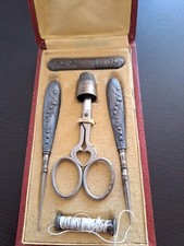 ANCIEN NÉCESSAIRE DE COUTURE ARGENT FOURRÉ DECOR MUGUET 