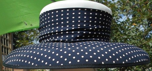 Superbe chapeau marine pois