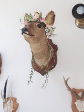 Tête de chevreuil vintage décorée – Couronne de fleurs artificielles