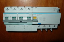 DISJONCTEUR TETRAPOLAIRE