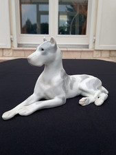 BELLE FIGURINE DECORATIVE- CHIEN DOG DANOIS ALLONGE - PORCELAINE RUSSE LOMONOSOV