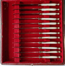 Service de 12 Couteaux a fruit avec manches nacrés XIX em