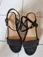 Chaussures à bride ouverte talon compensé pointure 36 noir et dorées tbe Eram