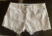 Short en jean femme, taille 38 marque Etam, couleur blanc avec dentelle florale
